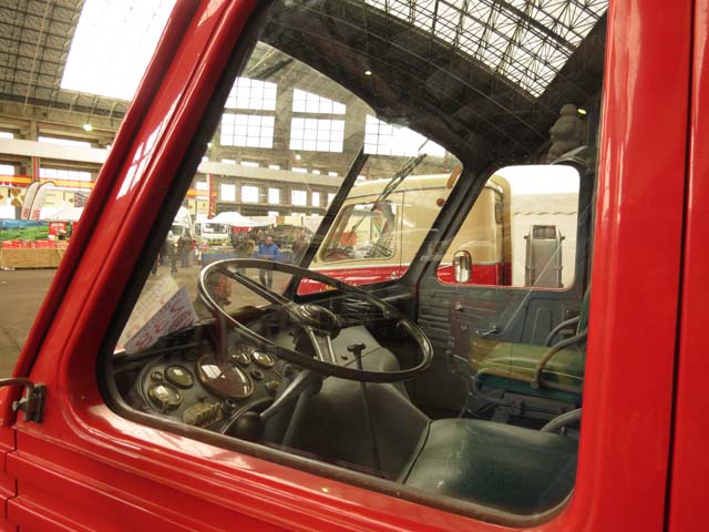 Puesto de conducción del Pegaso Barajas de bomberos.